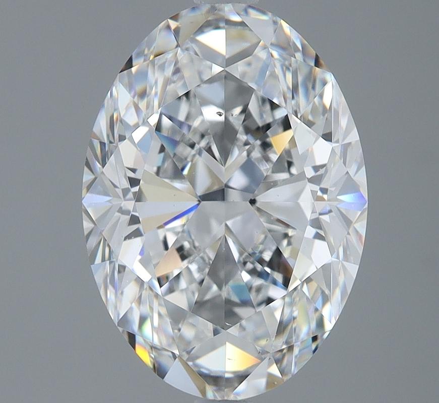Cette bague sophistiquée est orn�ée d'un diamant ovale d'un poids de 5,02 et d'une couleur E et SI1. Fabriquée à la main avec précision, la bague présente un anneau en or blanc magnifiquement poli, qui rehausse son attrait luxueux. La monture