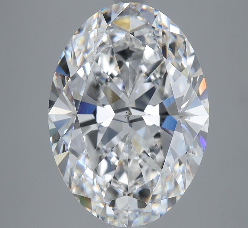 Cette bague sophistiquée est orn�ée d'un diamant ovale d'un poids de 5,02 et d'une couleur E et SI1. Fabriquée à la main avec précision, la bague présente un anneau en or blanc magnifiquement poli, qui rehausse son attrait luxueux. La monture