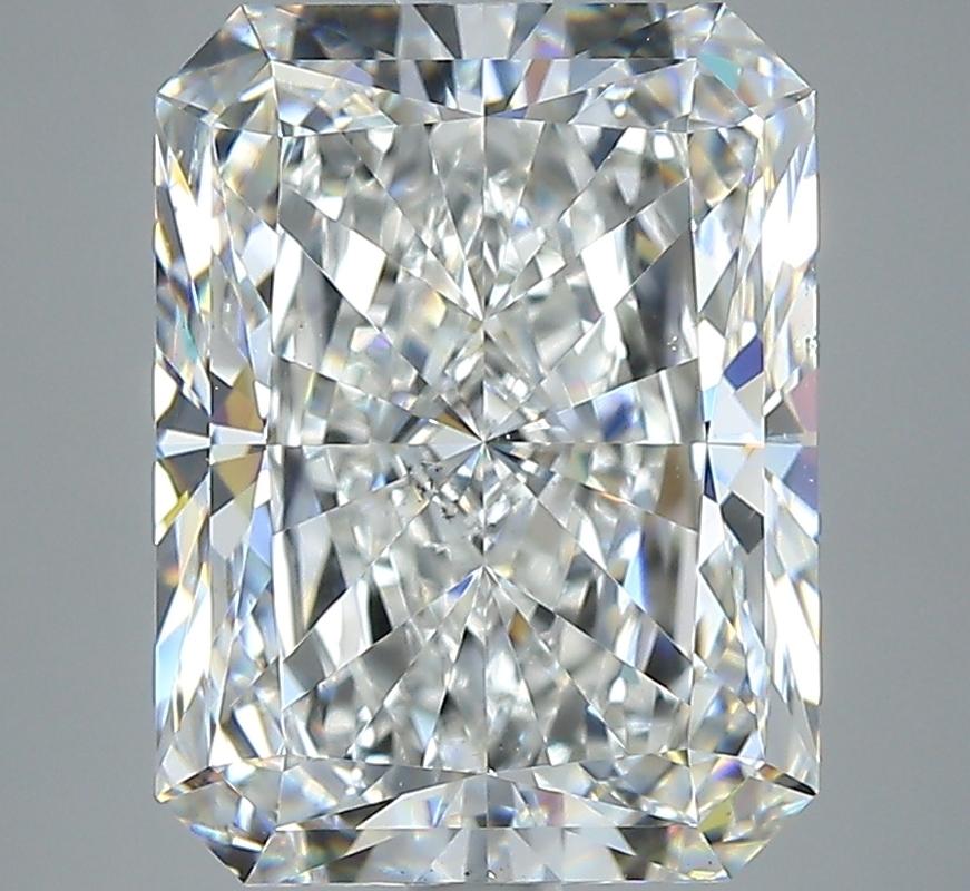 Élégamment conçue, cette étonnante bague en diamant séduit par ses caractéristiques remarquables. Au cœur de cette pièce se trouve un diamant radiant G SI1 5.02 à couper le souffle, solidement maintenu dans un sertissage surélevé qui rehausse sa