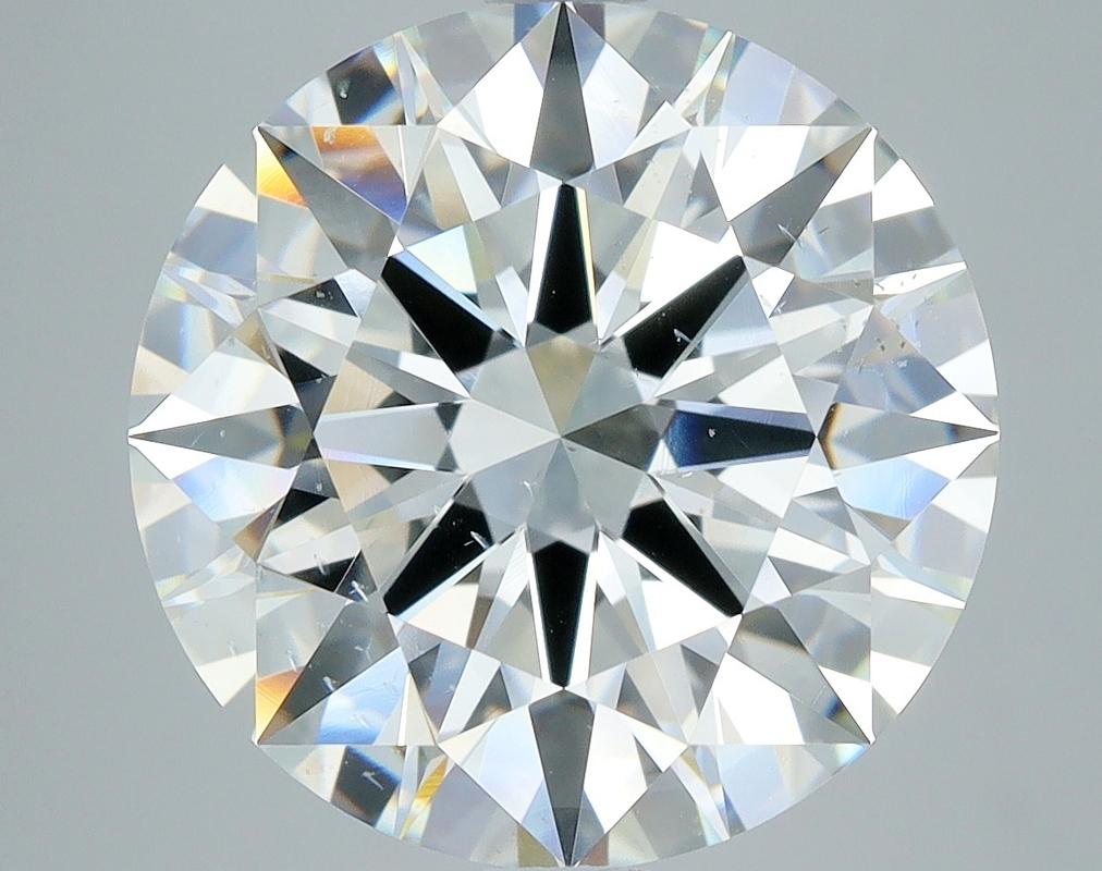 Un magnifico anello di diamanti con una splendida pietra centrale rotonda, del peso di ben 5,02 e con un'impeccabile J e SI2. Questo squisito pezzo è sapientemente realizzato in oro bianco, per offrire una luce calda e radiosa che esalta la