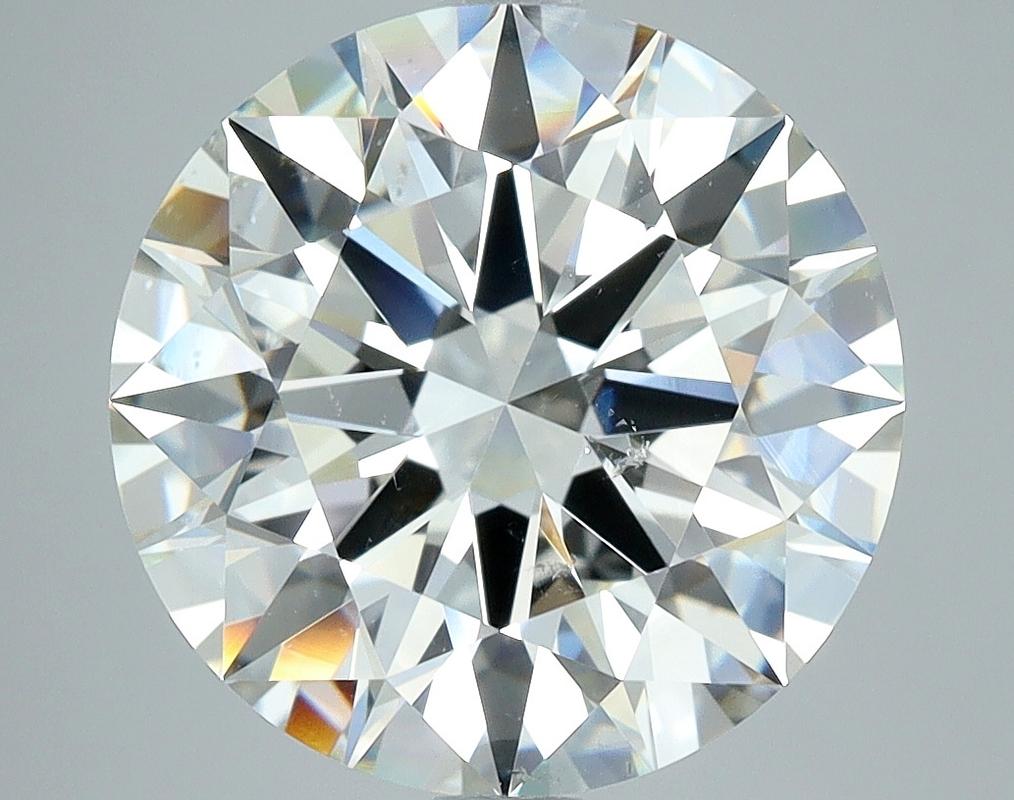 Dieser raffinierte Diamantring besticht durch einen runden Diamanten mit einem Gewicht von 5,02 und einem satten J und SI2 in der Mitte. Der mit Präzision handgefertigte Ring zeigt ein wunderschön poliertes Band aus Weißgold, das seine luxuriöse