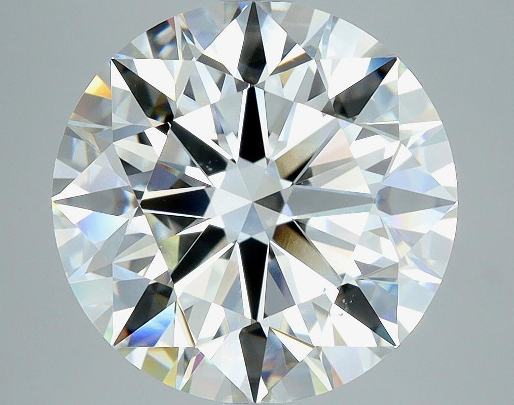 Élégamment conçue, cette étonnante bague en diamant séduit par ses caractéristiques remarquables. Au cœur de cette pièce se trouve un époustouflant diamant rond J VS2 de 5,02, solidement maintenu dans un sertissage surélevé qui rehausse sa brillance