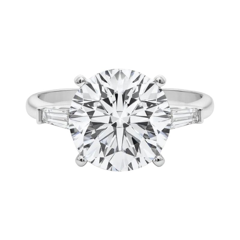 GIA 5.02ct Round Three-Stone Tapered Baguette 18K White Gold Diamond Ring (bague à diamant en or blanc)