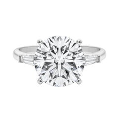 GIA 5.02ct Round Three-Stone Tapered Baguette 18K White Gold Diamond Ring (bague à diamant en or blanc)