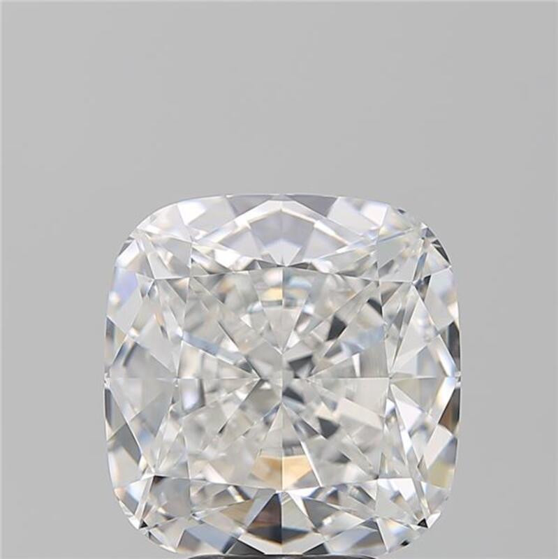 Un magnifico anello di diamanti con una splendida pietra centrale a cuscino, del peso di ben 5,03 e con un'impeccabile D e VS1. Questo squisito pezzo è sapientemente realizzato in oro bianco, per offrire una luce calda e radiosa che esalta la