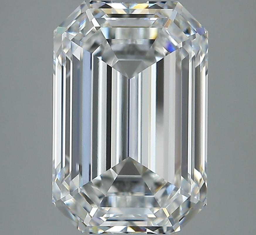Élégamment conçue, cette étonnante bague en diamant séduit par ses caractéristiques remarquables. Au cœur de cette pièce se trouve un diamant émeraude G VVS2 5,03 à couper le souffle, solidement maintenu dans une monture à griffes surélevée qui