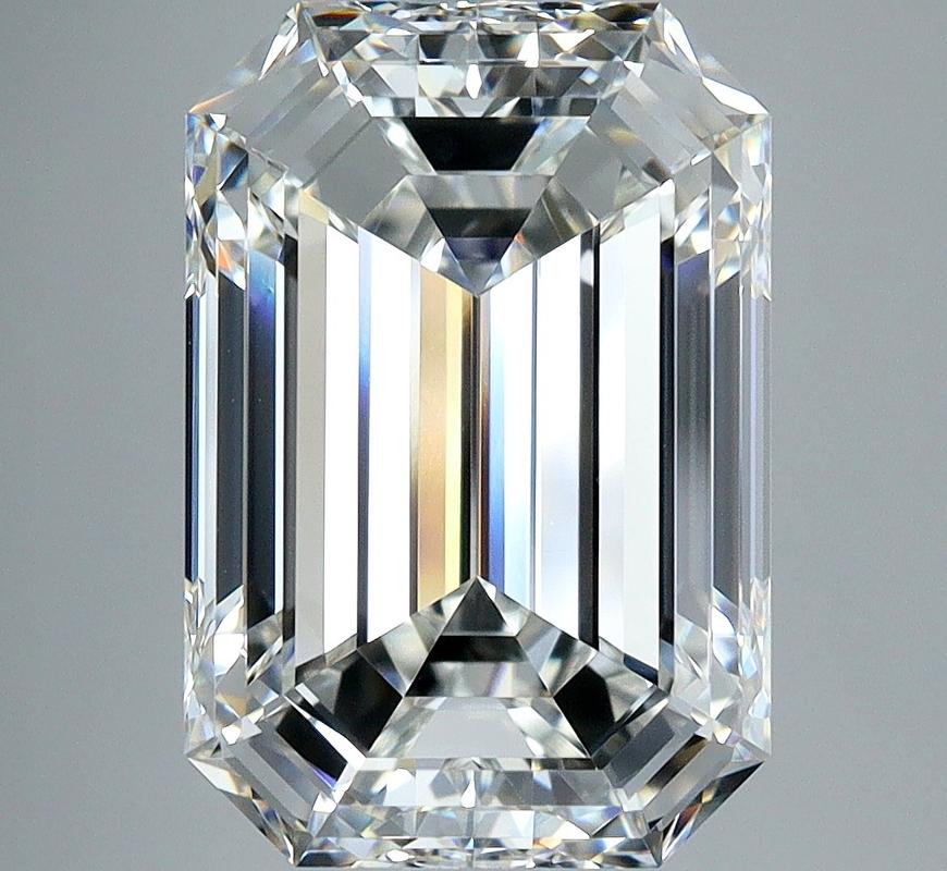 Dal design elegante, questo splendido anello con diamante affascina per le sue caratteristiche notevoli. Al centro di questo gioiello si trova un diamante smeraldo H VS1 5,03, saldamente incastonato in una montatura a griffe in rilievo che ne esalta