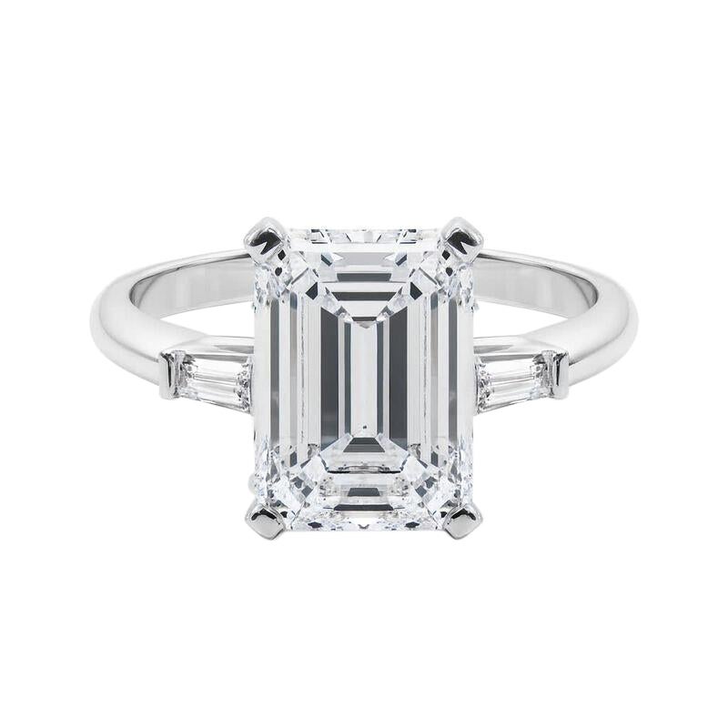GIA 5,03ct Smeraldo a tre pietre Baguette affusolata Anello con diamanti in oro bianco 18 carati