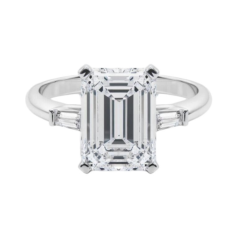 GIA 5,03ct Smeraldo a tre pietre Baguette affusolata Anello con diamanti in oro bianco 18 carati