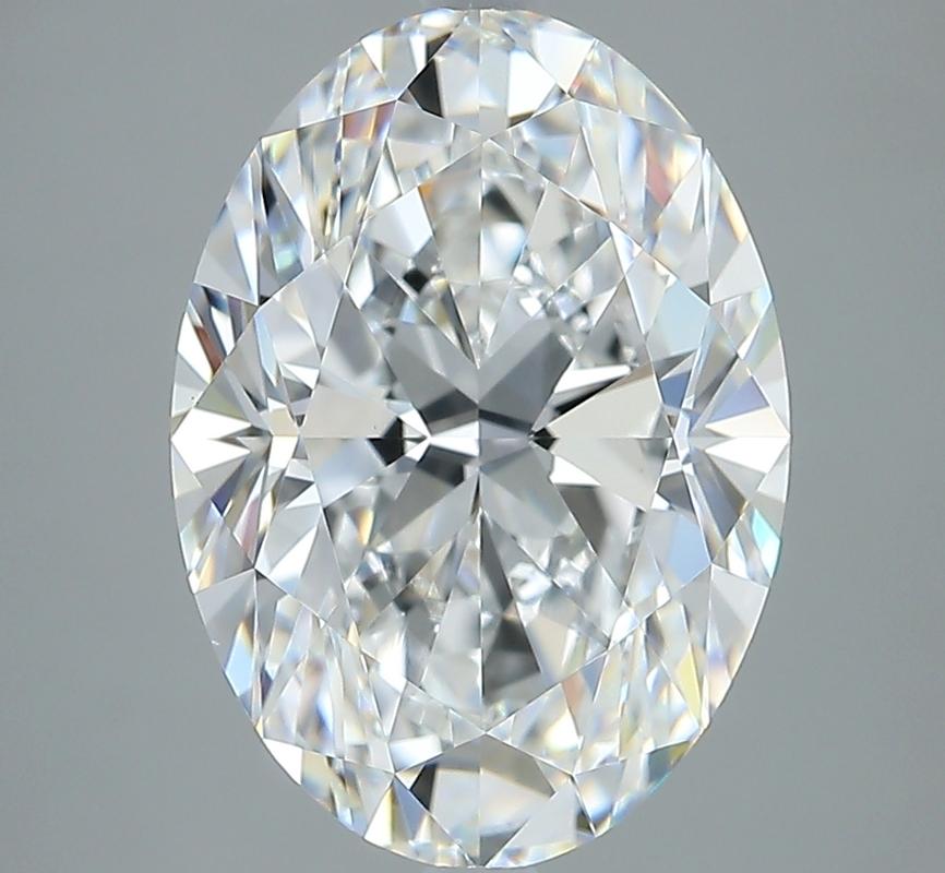 Cette bague sophistiquée est orn�ée d'un diamant ovale d'un poids de 5,03 et d'une couleur E et VS1. Fabriquée à la main avec précision, la bague présente un anneau en or blanc magnifiquement poli, qui rehausse son attrait luxueux. La monture