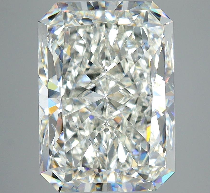 Ein prächtiger Diamantring mit einem atemberaubenden strahlenden Mittelstein, der ein beeindruckendes Gewicht von 5,03 hat und einen makellosen J und SI2 aufweist. Dieses exquisite Stück wurde fachmännisch aus Weißgold gefertigt und bietet einen