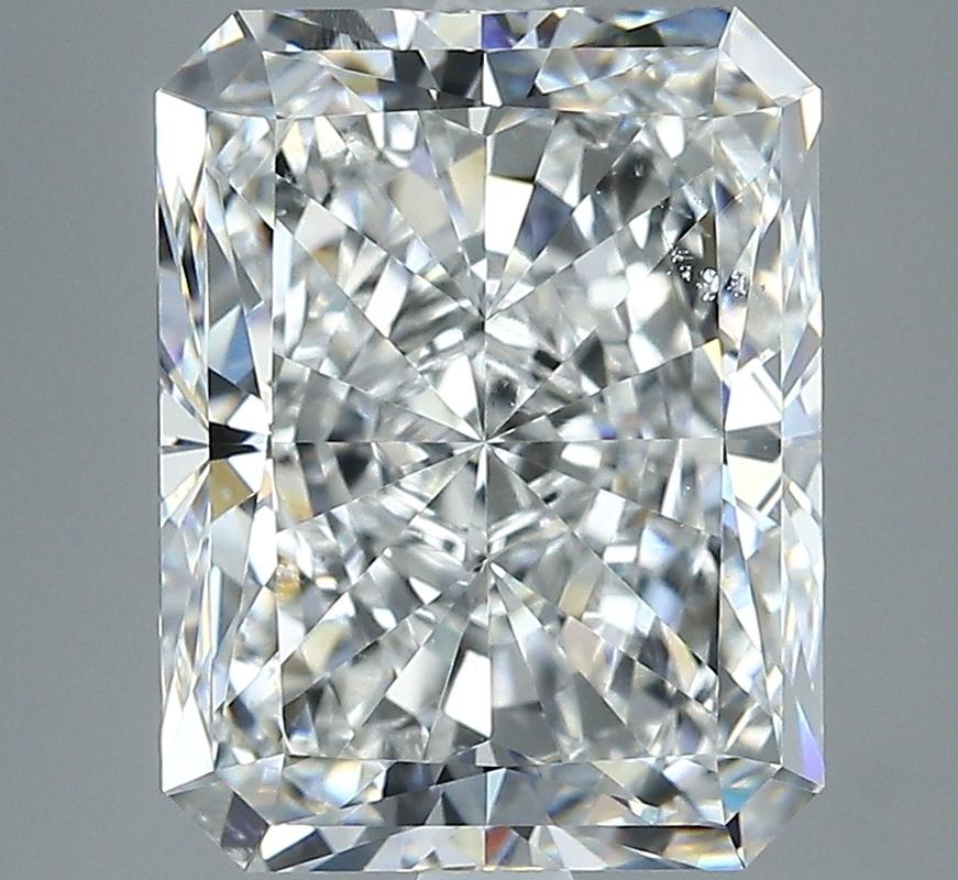 Dal design elegante, questo splendido anello con diamante affascina per le sue caratteristiche notevoli. Al centro di questo gioiello si trova un diamante radiante G SI1 5,03, saldamente incastonato in una montatura a griffe in rilievo che ne esalta