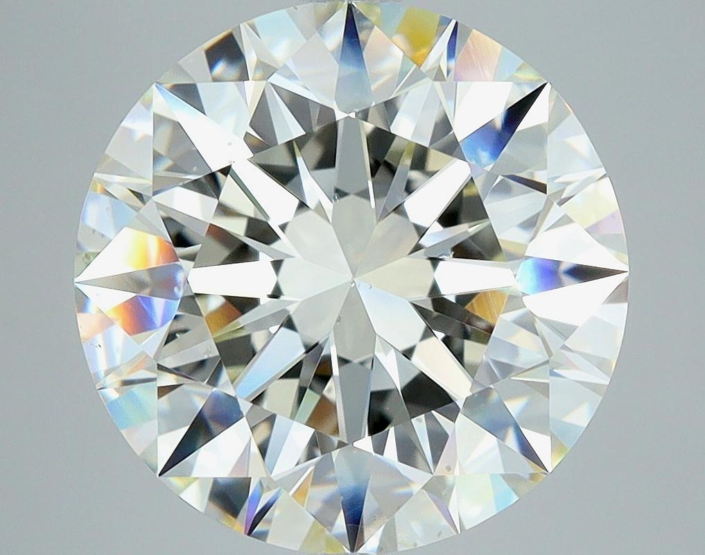 Élégamment conçue, cette étonnante bague en diamant séduit par ses caractéristiques remarquables. Au cœur de cette pièce se trouve un époustouflant diamant rond L SI1 5.03, solidement maintenu dans un serti surélevé qui rehausse sa brillance et son