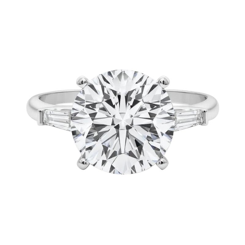 GIA Anello con diamante rotondo a tre pietre e baguette affusolata in oro bianco 18 carati da 5,03 ct.