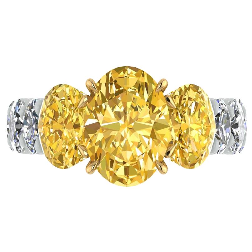 Bague platine 950, or 18 carats et diamants jaunes ovales intenses de 5,04 carats certifiés GIA