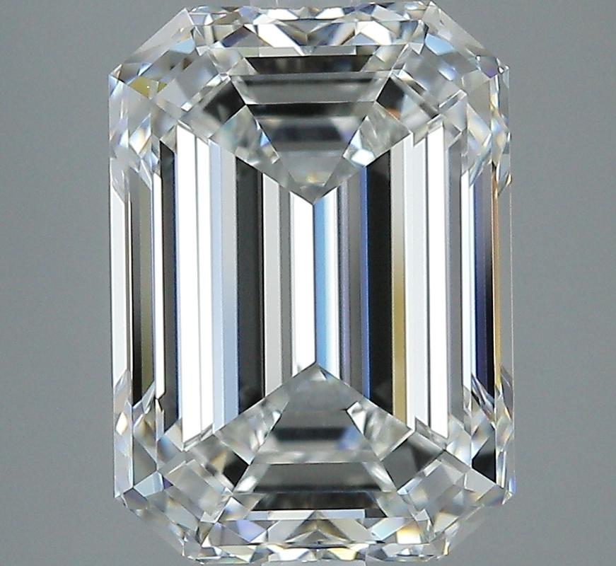 Élégamment conçue, cette étonnante bague en diamant séduit par ses caractéristiques remarquables. Au cœur de cette pièce se trouve un diamant émeraude G VS1 5,04 à couper le souffle, solidement maintenu dans un serti surélevé qui rehausse sa