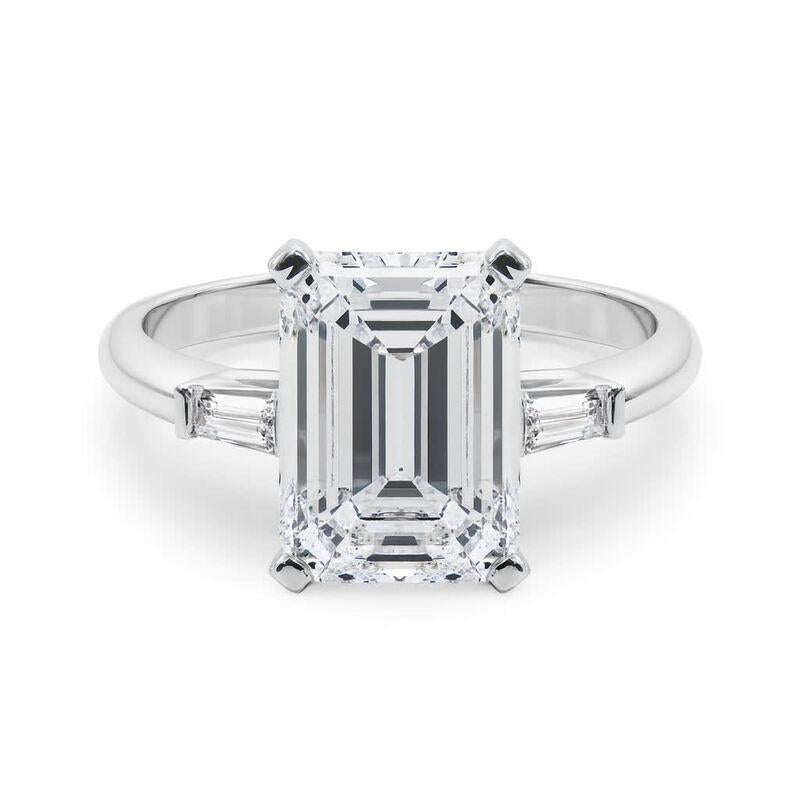 Taille émeraude GIA 5.04ct Emerald Three-Stone Tapered Baguette 18K White Gold Diamond Ring (bague à diamants en or blanc) en vente