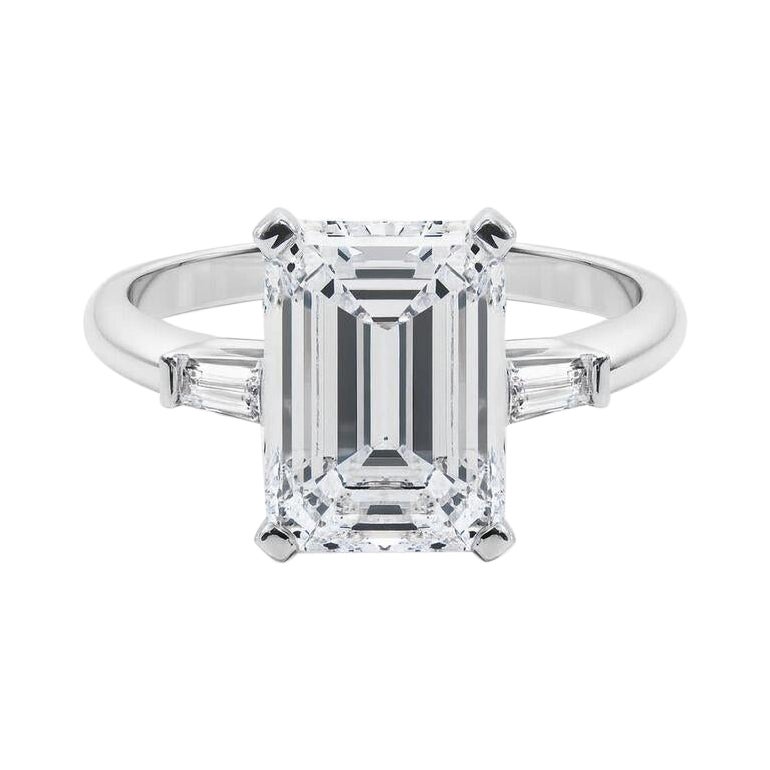 GIA 5.04ct Emerald Three-Stone Tapered Baguette 18K White Gold Diamond Ring (bague à diamants en or blanc) en vente