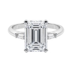 GIA Anillo de diamantes de oro blanco de 18 quilates con tres piedras cónicas baguette de esmeralda de 5,04 quilates