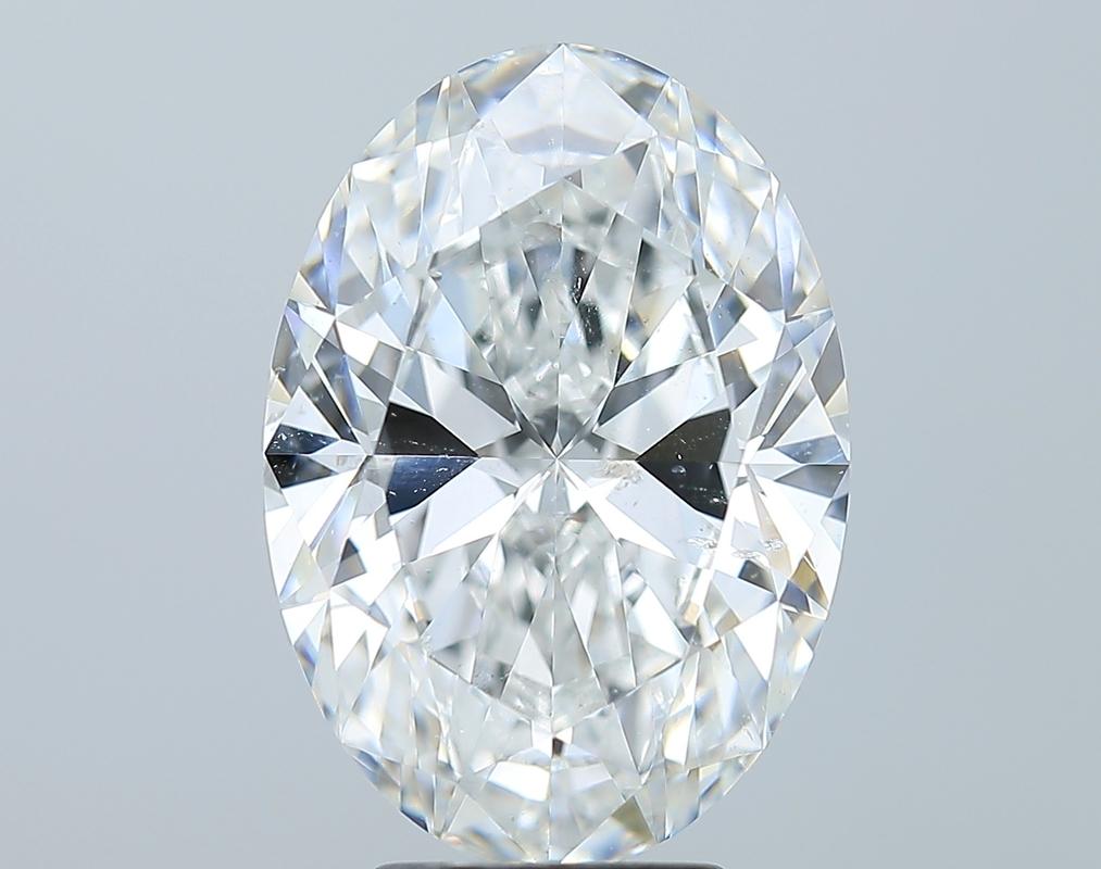 Cette bague sophistiquée est ornée d'un diamant ovale d'un poids de 5,04 et d'un indice de pureté F et SI2. Fabriquée à la main avec précision, la bague présente un anneau en or blanc magnifiquement poli, qui rehausse son attrait luxueux. La monture