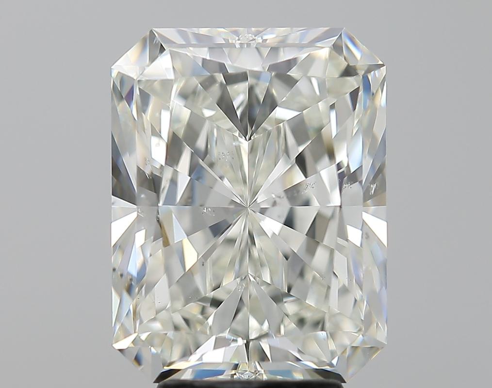 Ein prächtiger Diamantring mit einem atemberaubenden strahlenden Mittelstein, der ein beeindruckendes Gewicht von 5,04 hat und mit einem makellosen J und SI2 aufwartet. Dieses exquisite Stück wurde fachmännisch aus Weißgold gefertigt und bietet