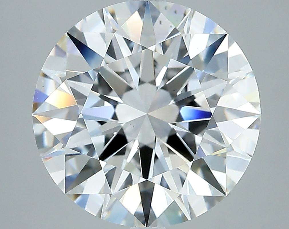 Cette bague sophistiqu�ée est ornée d'un diamant rond d'un poids de 5,05 et d'une pureté G et VS2. Fabriquée à la main avec précision, la bague présente un anneau en or blanc magnifiquement poli, qui rehausse son attrait luxueux. La monture classique