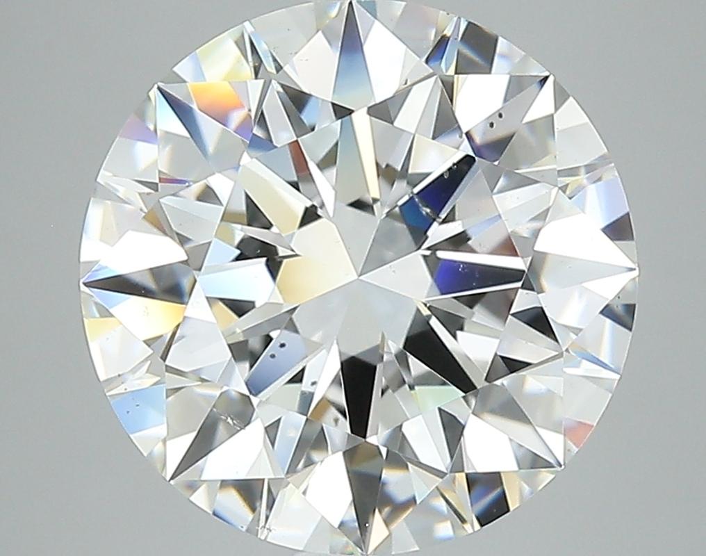 Questo sofisticato anello con diamante è caratterizzato da un sorprendente centro di un diamante rotondo, del peso di 5,05 e con un'ottima qualità F e SI1. Realizzato a mano con precisione, l'anello presenta una fascia in oro bianco splendidamente