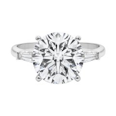 GIA Anello con diamante rotondo a tre pietre e baguette affusolata in oro bianco 18 carati da 5,05 ct.