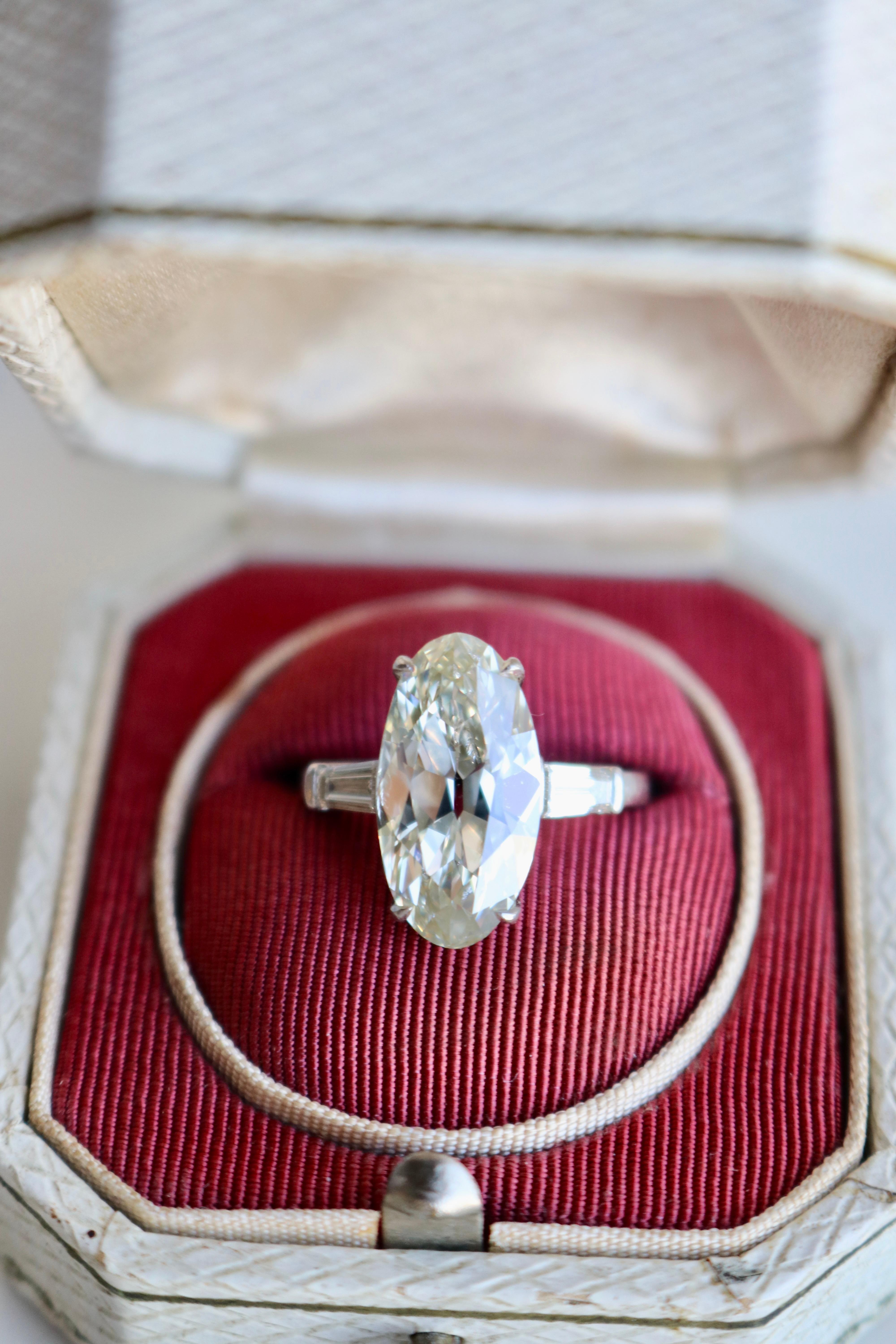 GIA 5.06 Carat Moval Cut Diamond Platinum Ring en vente 1