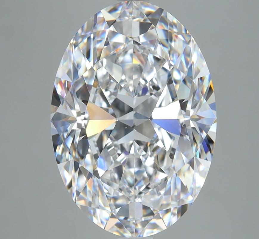 Ein prächtiger Diamantring mit einem atemberaubenden ovalen Mittelstein, der ein beeindruckendes Gewicht von 5,06 hat und mit einem lupenreinen D und VS2 ausgezeichnet ist. Dieses exquisite Stück wurde fachmännisch aus Weißgold gefertigt und bietet