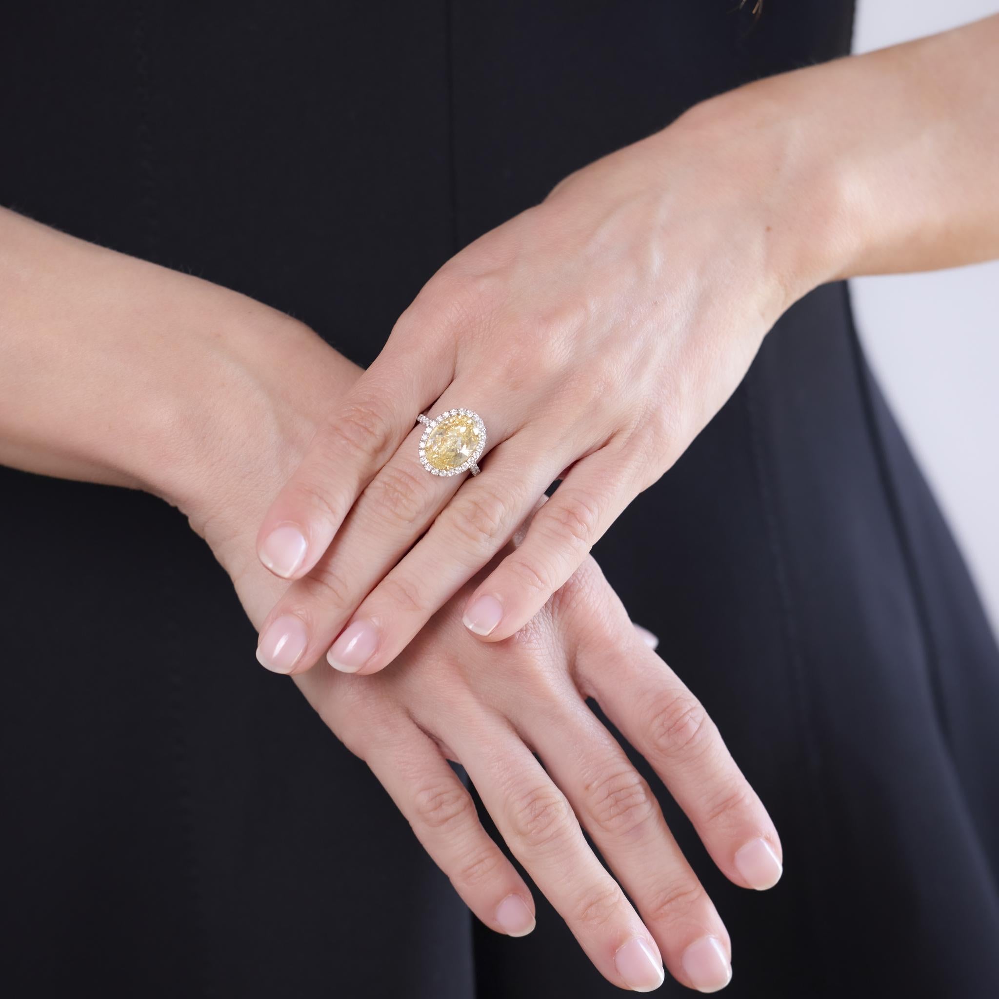 Taille ovale Bague de fiançailles en platine avec diamant jaune clair fantaisie de 5,07 carats certifié GIA en vente
