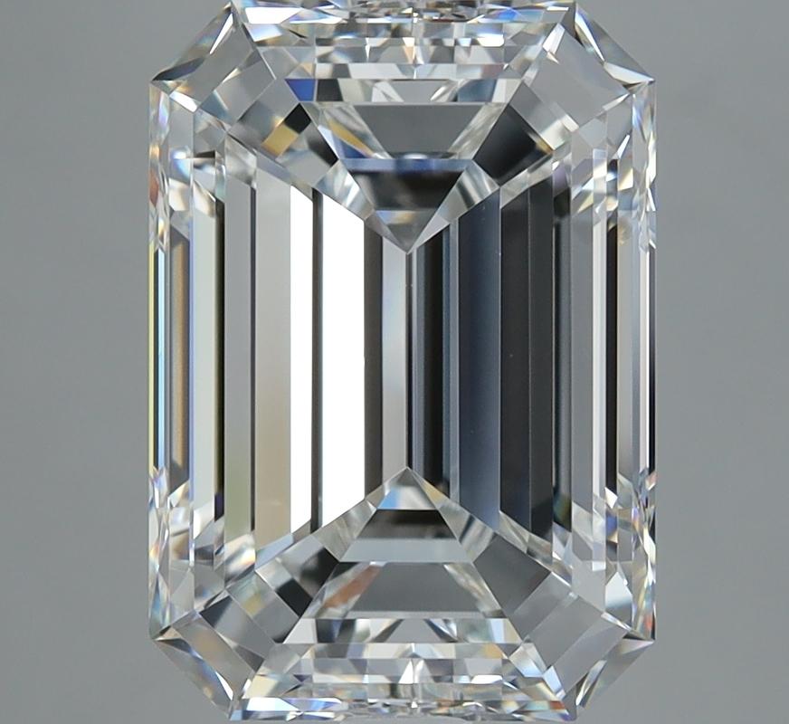 Dieser raffinierte Diamantring besticht durch einen smaragdgrünen Diamanten mit einem Gewicht von 5,07 und einem satten F und VVS1 in der Mitte. Der mit Präzision handgefertigte Ring zeigt ein wunderschön poliertes Band aus Weißgold, das seine