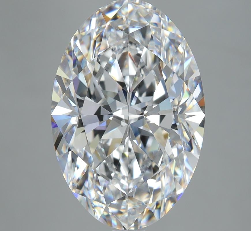 Cette bague sophistiquée est orn�ée d'un diamant ovale pesant 5,07 et affichant un indice de pureté D et VS1. Fabriquée à la main avec précision, la bague présente un anneau en or blanc magnifiquement poli, qui rehausse son attrait luxueux. La