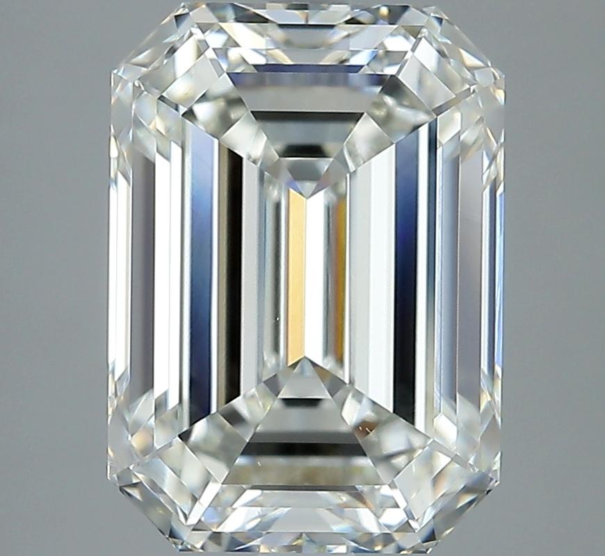 Dieser raffinierte Diamantring besticht durch einen smaragdgrünen Diamanten mit einem Gewicht von 5,08 und einem hohen I- und VS1-Wert in der Mitte. Der mit Präzision handgefertigte Ring zeigt ein wunderschön poliertes Band aus Weißgold, das seine