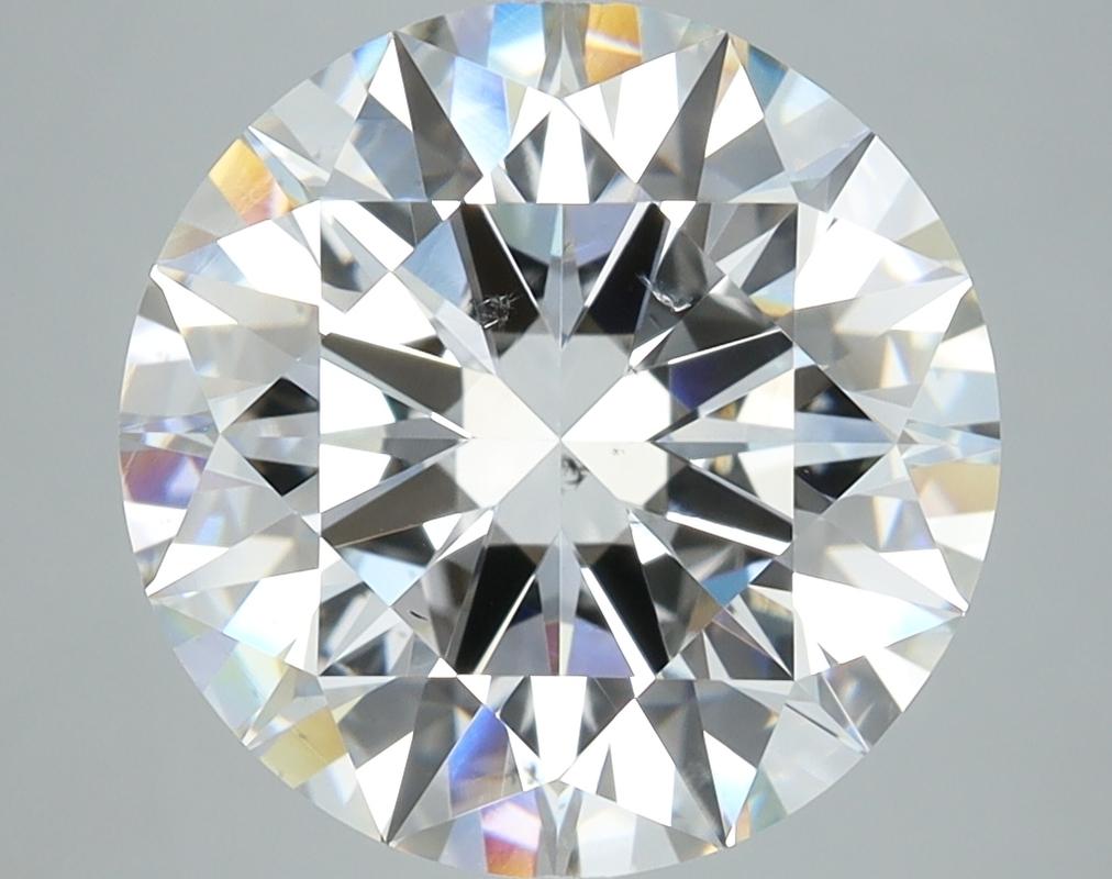 Cette bague sophistiquée est ornée d'un diamant rond d'un poids de 5,08 et d'une pureté de H et SI1. Fabriquée à la main avec précision, la bague présente un anneau en or blanc magnifiquement poli, qui rehausse son attrait luxueux. La monture