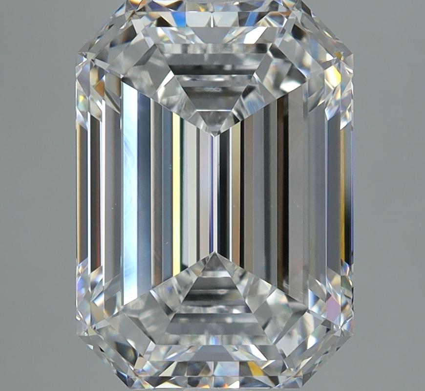 Elegantemente diseñado, este impresionante anillo de diamantes cautiva por sus notables características. En el corazón de esta pieza se encuentra un impresionante diamante esmeralda E VVS2 5,09, sujeto con seguridad en un engaste de garras elevadas