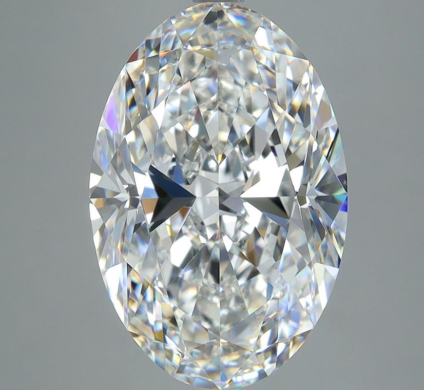 Questo sofisticato anello con diamante è caratterizzato da un sorprendente centro di un diamante ovale, del peso di 5,13 e con una ricca gradazione F e VS1. Realizzato a mano con precisione, l'anello presenta una fascia in oro bianco splendidamente