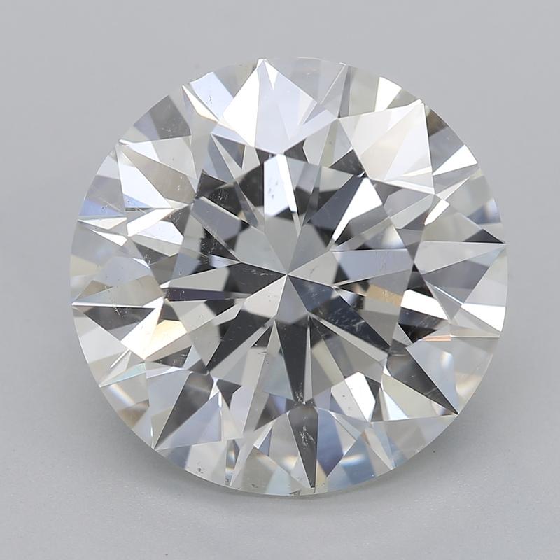 Realizzato con eleganza, questo anello con diamante presenta una splendida pietra centrale di diamante rotondo del peso di 5,13, con una classificazione H. H. e SI2. L'anello è incastonato in un lussuoso oro giallo, che si integra perfettamente con