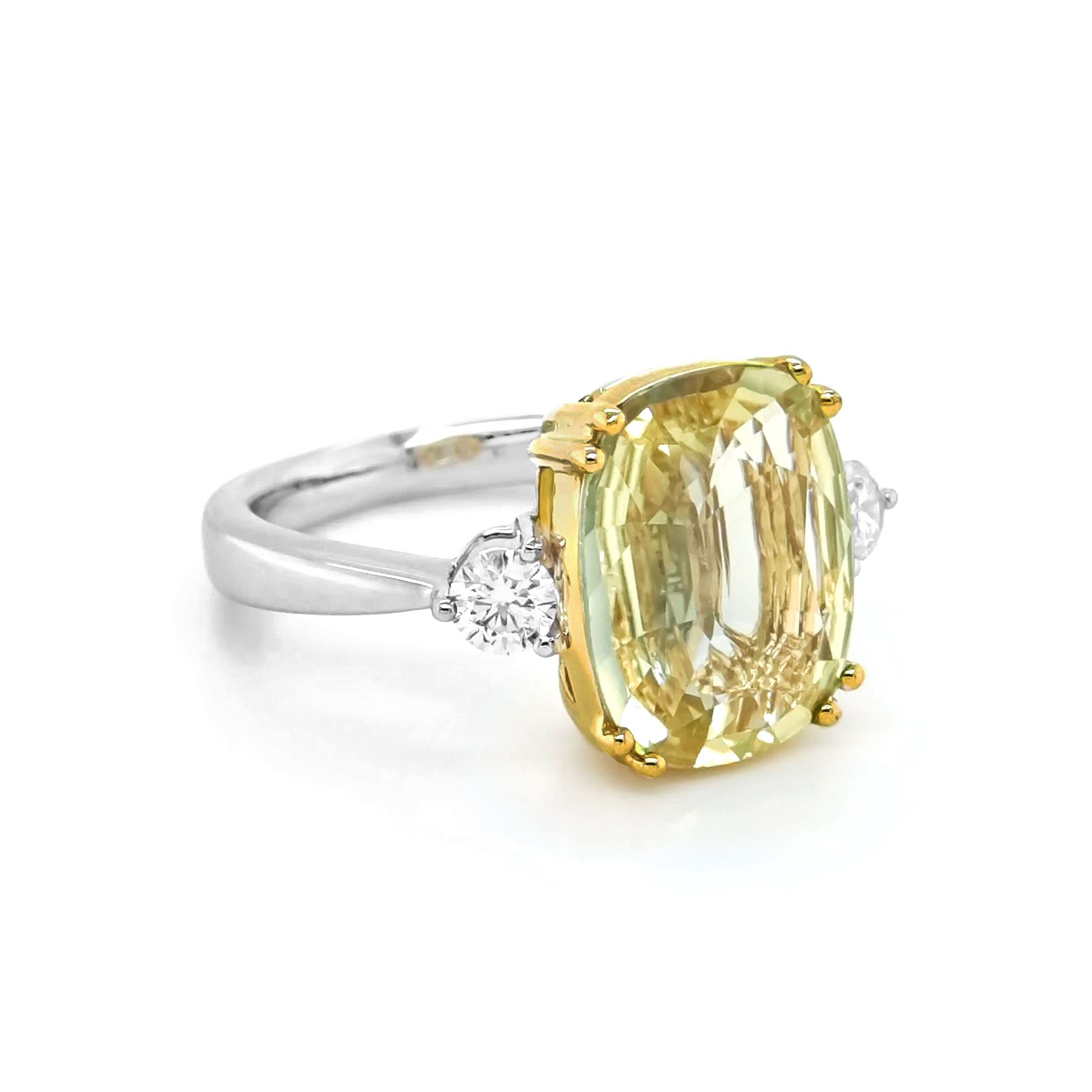 1 Sapphire Gemstone: 4.81 Carats
2 White Diamonds: 0.34 Carat
Metal: 18K White and Yellow Gold, 5.40 Grams