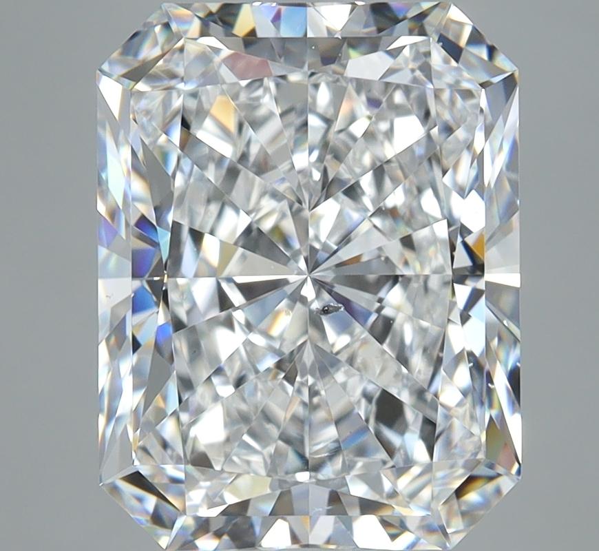 Cette bague sophistiquée est ornée d'un diamant radieux pesant 5,1 et affichant un indice de pureté D et SI2. Fabriquée à la main avec précision, la bague présente un anneau en or blanc magnifiquement poli, qui rehausse son attrait luxueux. La