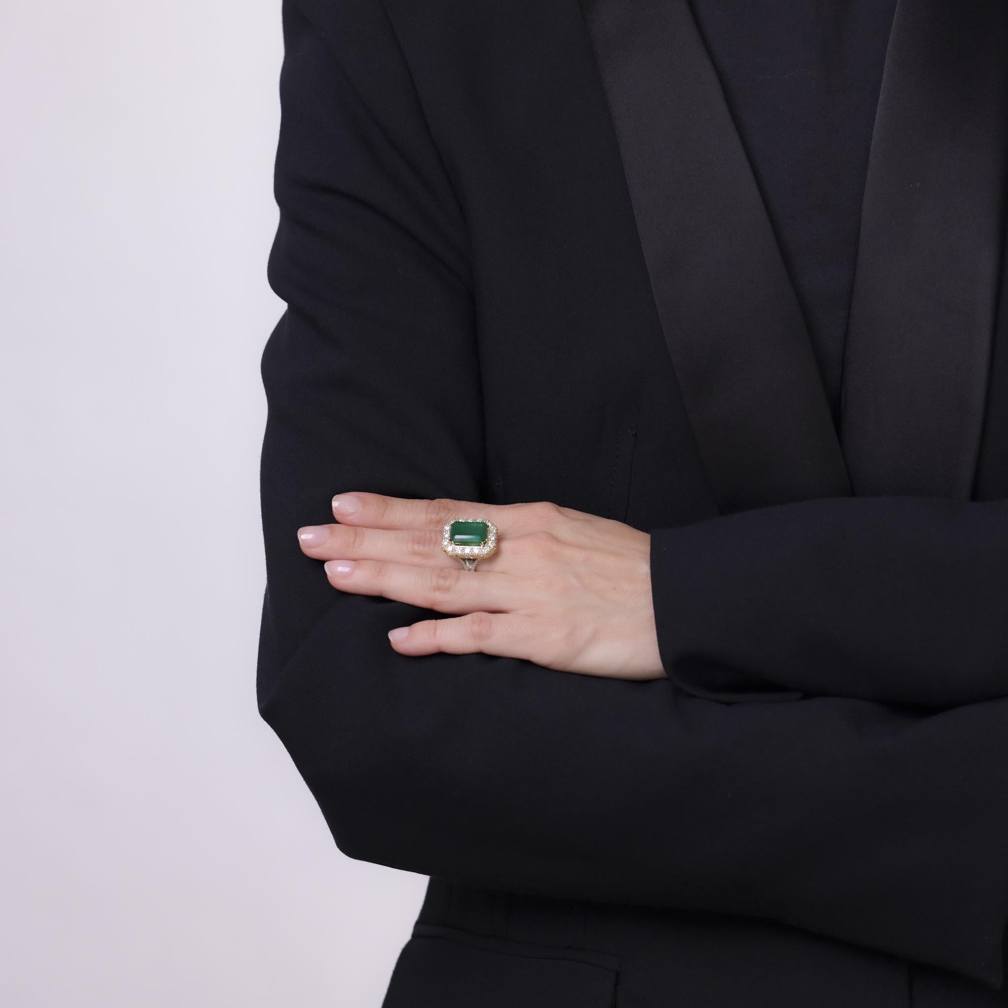 Dieser Vintage-Ring aus den 1980er Jahren enthält einen GIA-zertifizierten Smaragd von 5,21 Karat im Smaragdschliff, der als unbehandelt gilt (GIA #5231555621). Umgeben von 92 runden Diamanten im Brillantschliff mit einem Gesamtgewicht von 2,07