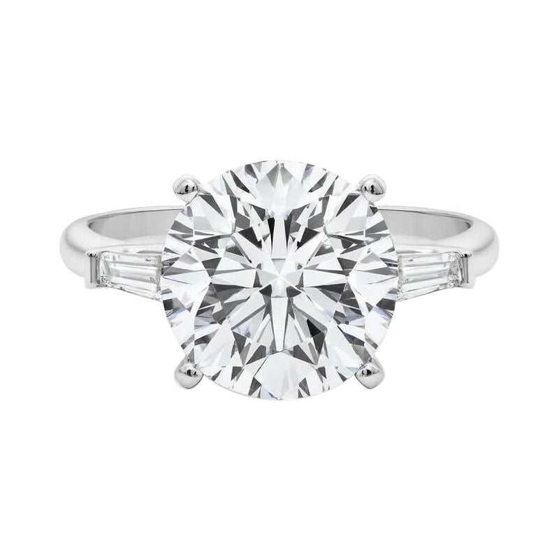 GIA Anello con diamante rotondo a tre pietre e baguette affusolata in oro bianco 18 carati da 5,21 carati