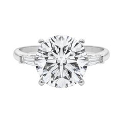 GIA Anello con diamante rotondo a tre pietre e baguette affusolata in oro bianco 18 carati da 5,21 carati