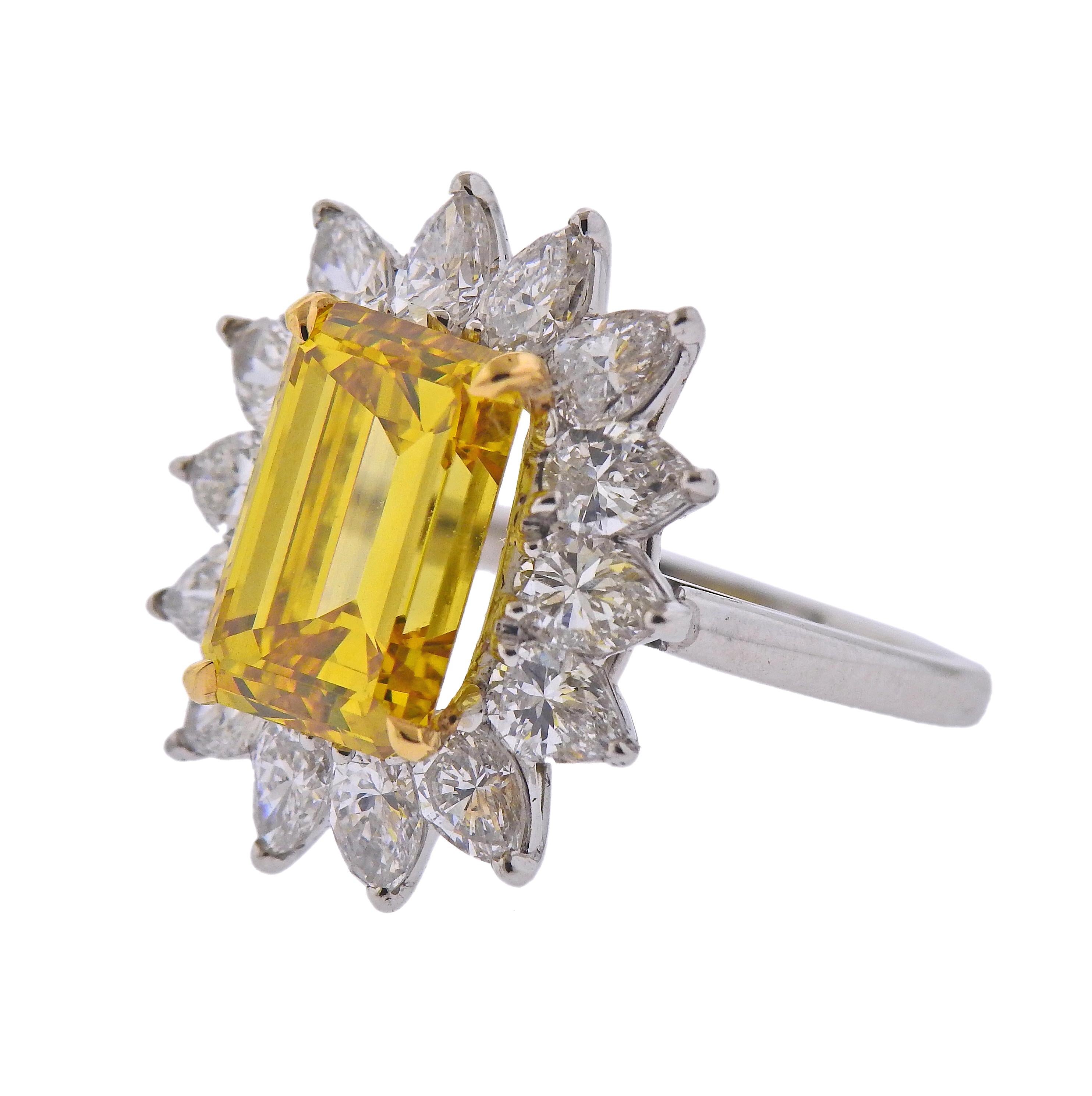 Diamant central de 5,23ct certifié par le GIA, de couleur jaune vif/VS2, taille émeraude, serti en platine, entouré d'environ 2,80ctw de diamants taille poire. Bague taille 7.25. La partie supérieure de l'anneau mesure 22 mm x 18 mm. Poids - 8,1