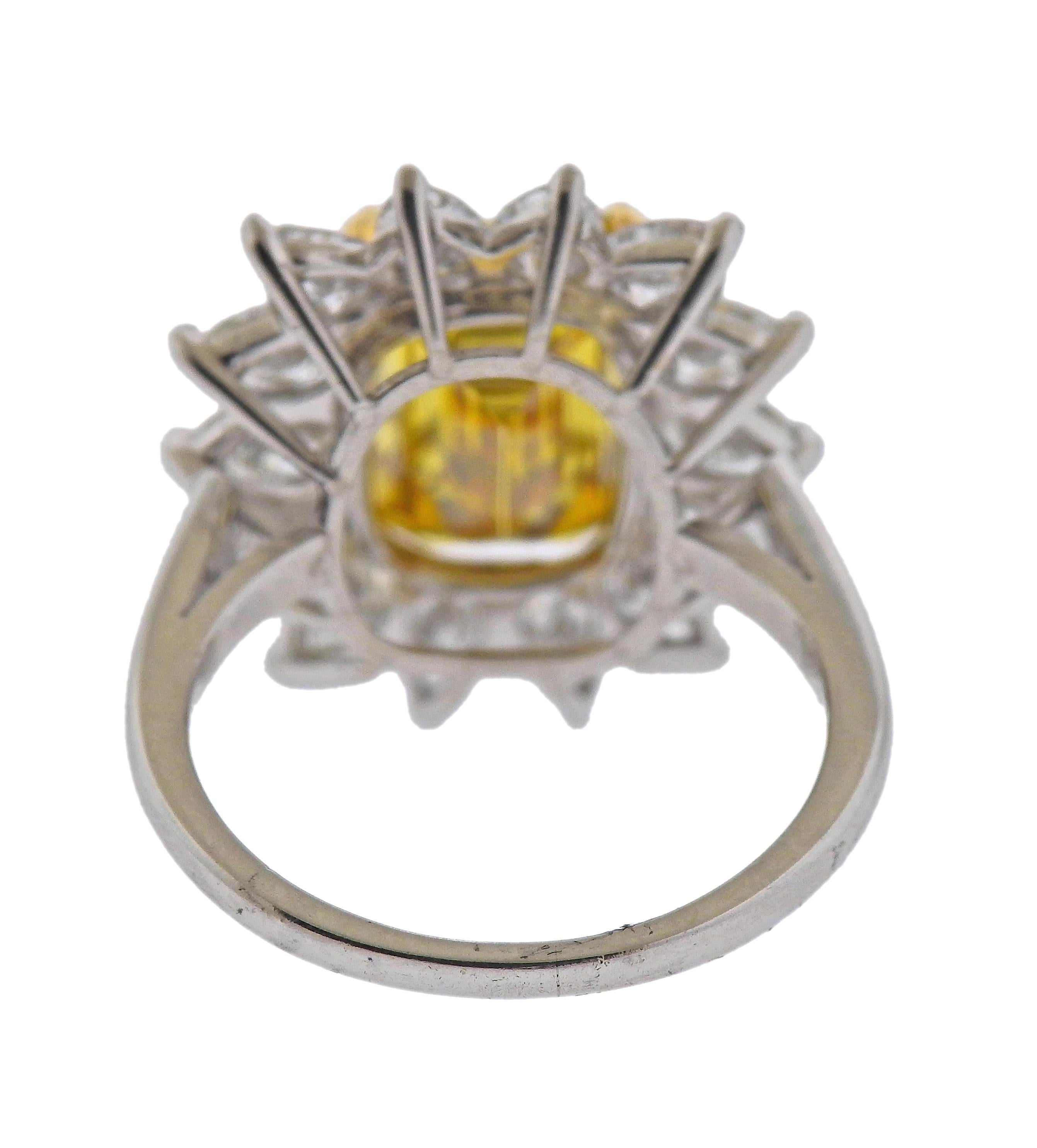 Taille émeraude Bague de fiançailles GIA 5.23 Carat Fancy Vivid Yellow VS2 Emerald Cut Diamond en vente