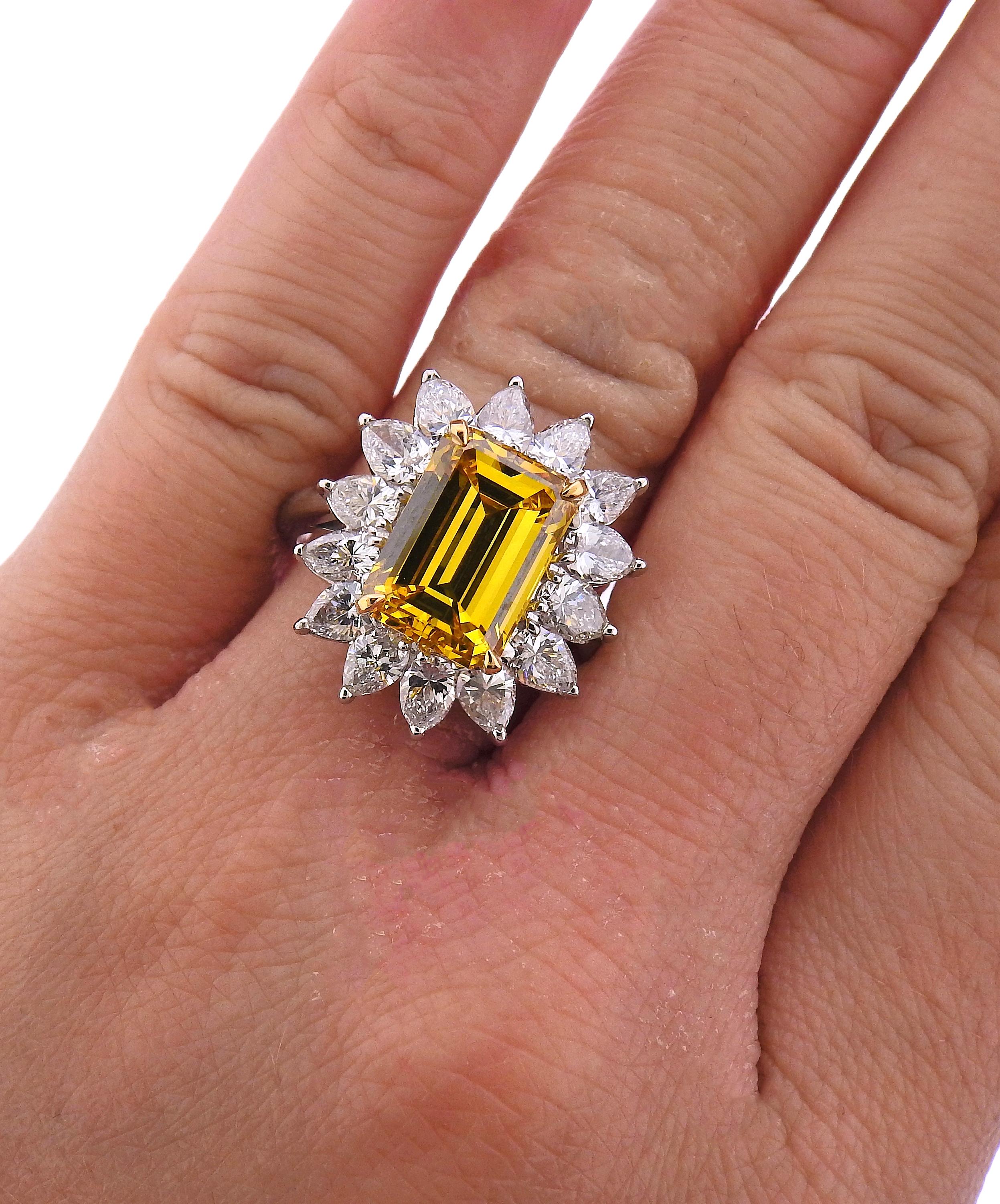 Bague de fiançailles GIA 5.23 Carat Fancy Vivid Yellow VS2 Emerald Cut Diamond Excellent état - En vente à New York, NY