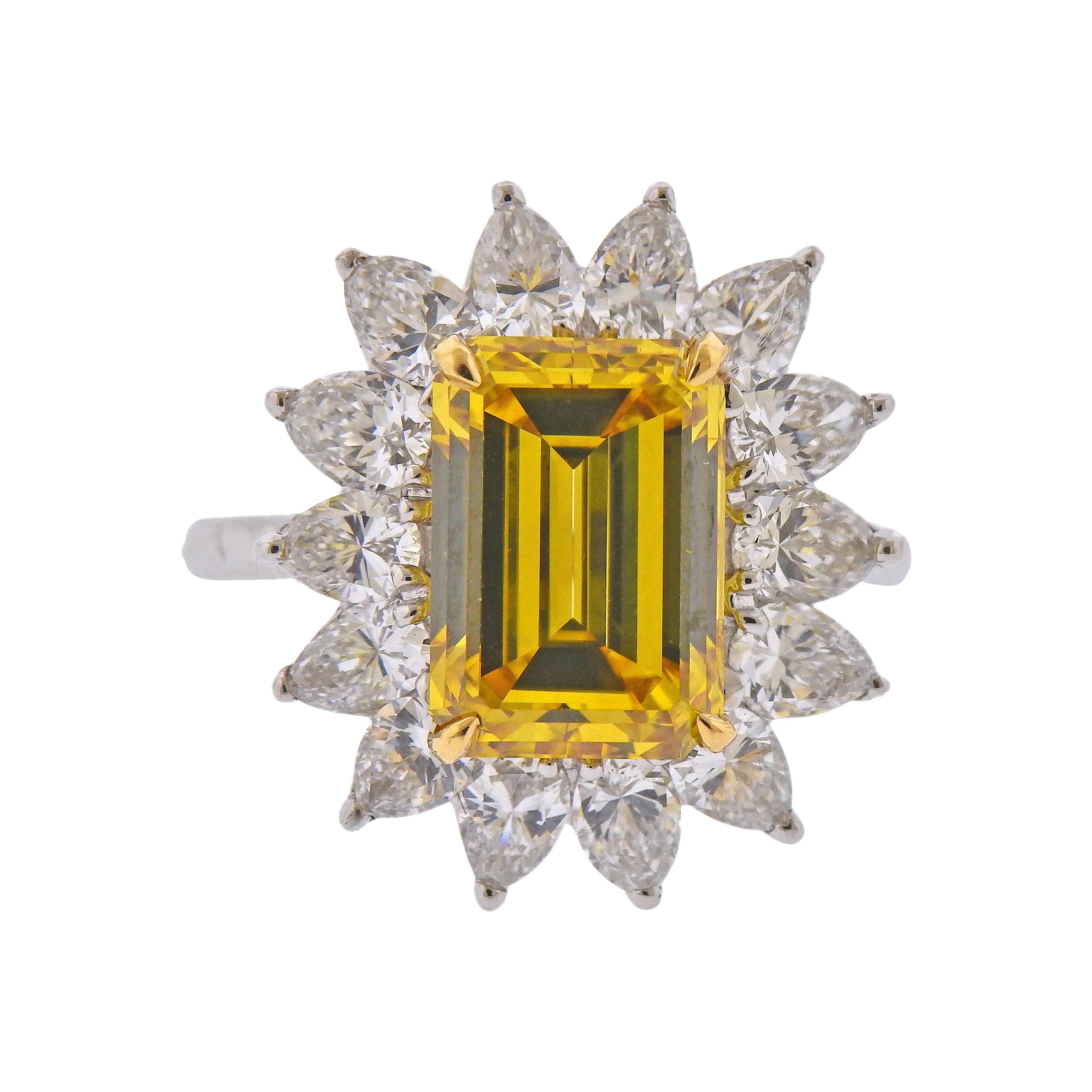 Bague de fiançailles GIA 5.23 Carat Fancy Vivid Yellow VS2 Emerald Cut Diamond en vente