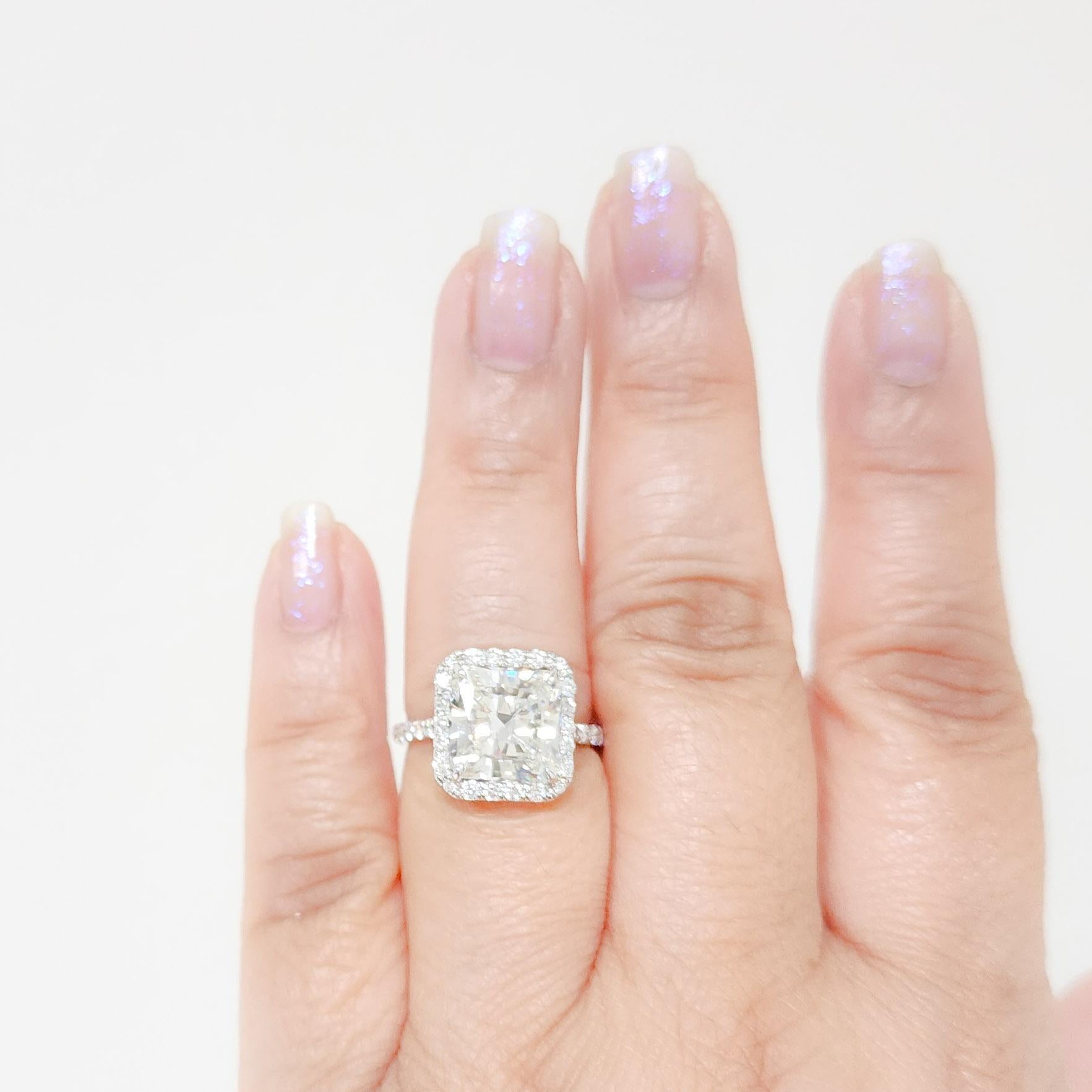 Wunderschöne 5.27 ct. GIA weißer Diamant strahlend I Farbe, VS2 Klarheit.  Handgefertigter Ring aus 18 Karat Weißgold mit runden weißen Diamanten guter Qualität.  Ring Größe 7.  Inklusive GIA-Zertifikat.