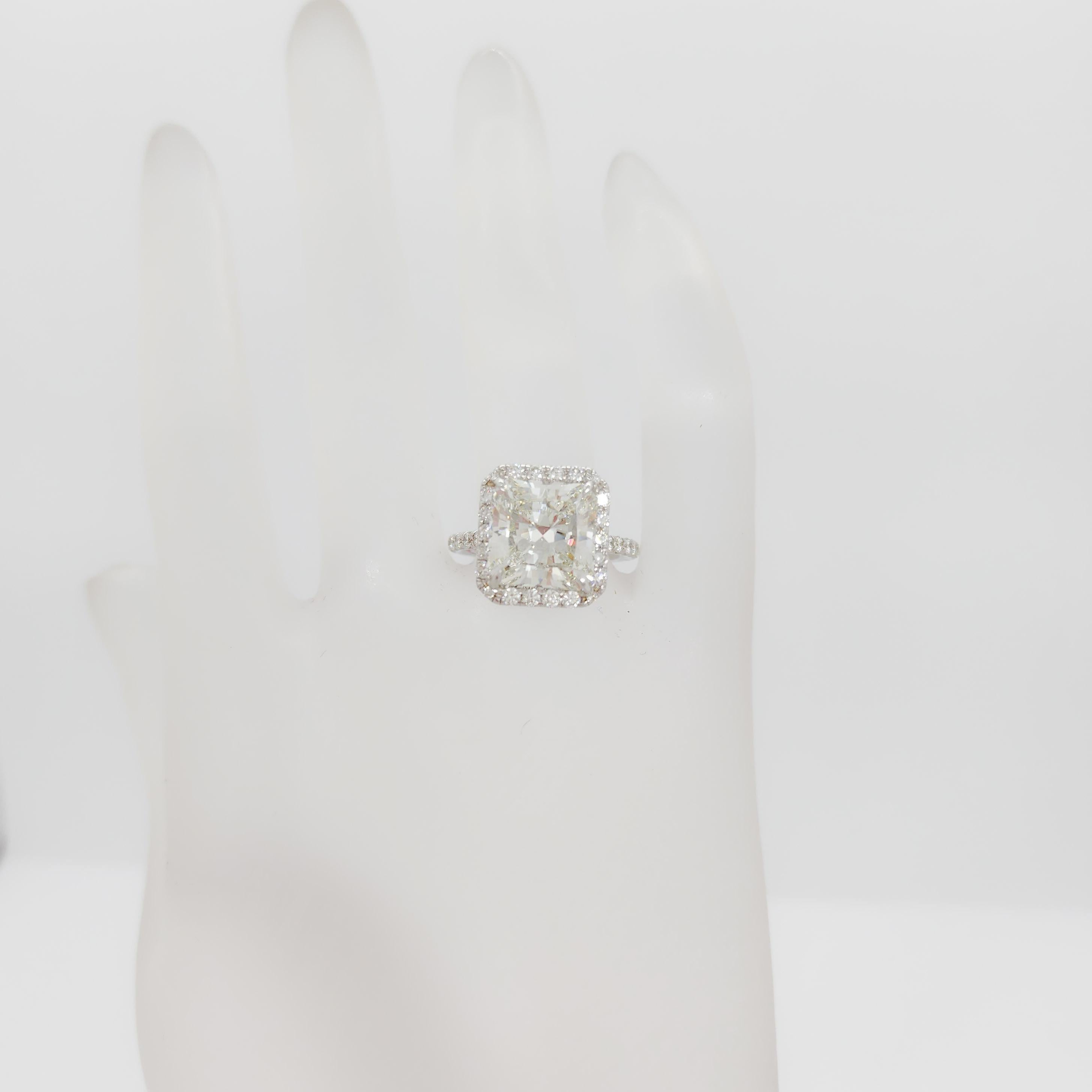 GIA 5,27ct. Weißer strahlender weißer Diamantring aus 18 Karat Weißgold (Radiantschliff) im Angebot
