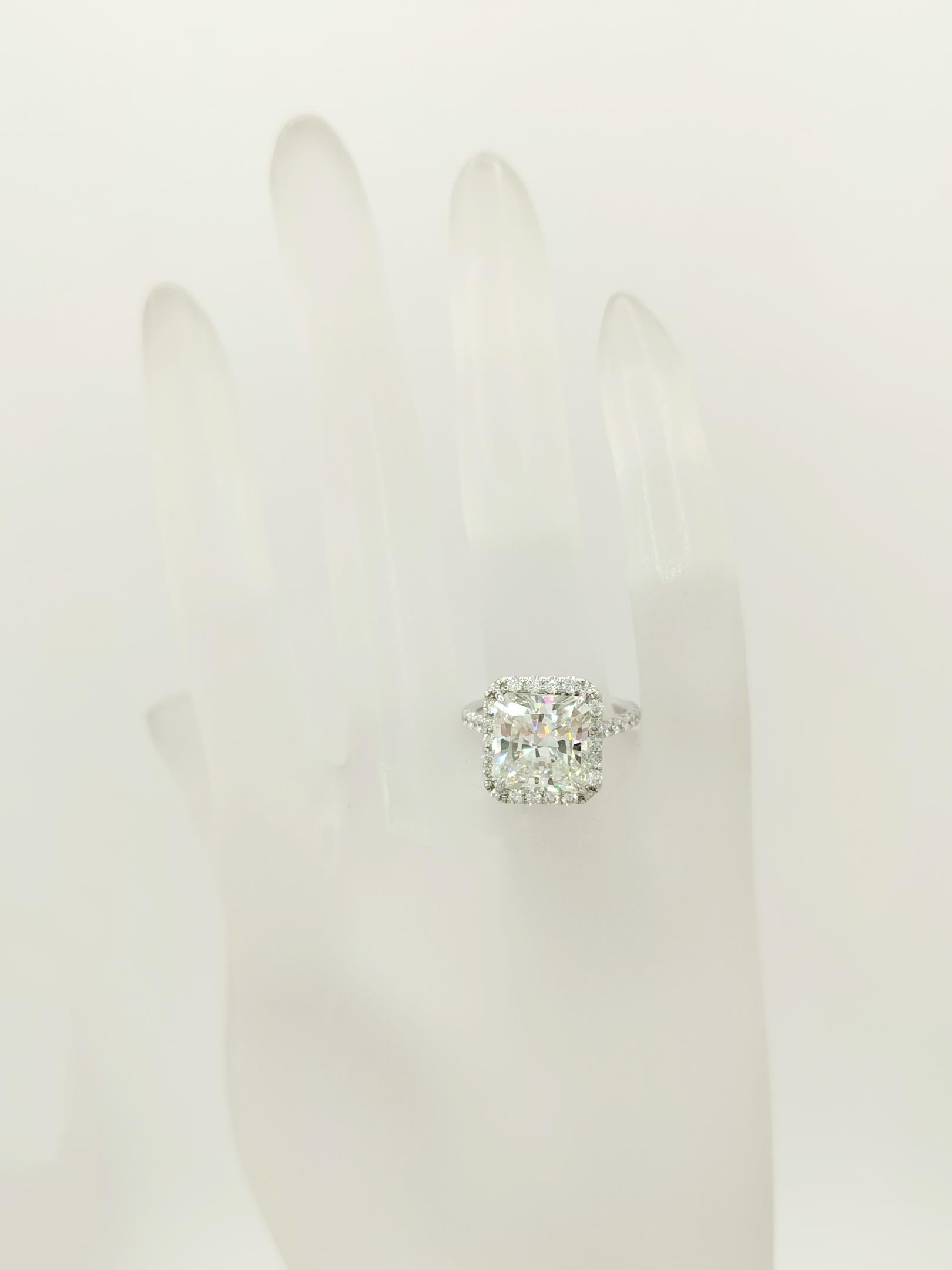 GIA 5,27 ct. Weißer strahlender weißer Diamantring auf 18 Karat Weißgold (Radiantschliff) im Angebot